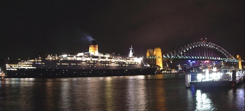 /Queen Victoria in Sydney Harbour (24-02-2008)